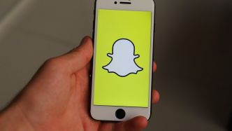 "Des choses vraiment pas belles" : un père découvre que sa fille de 13 ans discute avec des pédocriminels sur Snapchat, le lendemain elle tente de mettre fin à ses jours