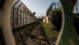 "Il a mis le feu à ses draps, brisé le bac à douche, la fenêtre, le frigo, la table, la télévision et la télécommande" : deux agressions d'agents à la prison de Perpignan