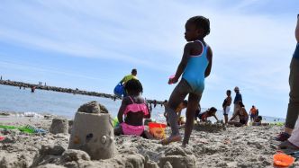 Hôtels, restaurants, plages... Le « no kids » est-il une discrimination ?