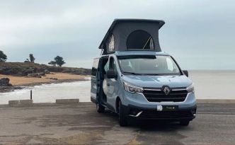 Un van neuf français hyper court avec 4 couchages et un toit relevable : le super bon plan de l'été à prix abordable !