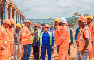 Moanda : Camélia Ntoutoume Leclercq sur les chantiers des écoles en construction