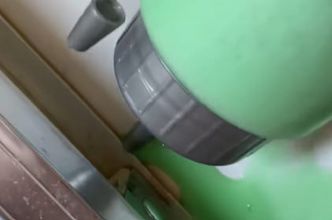 "Peu importe la quantité de calcaire ou de moisissure" : cette astuce d'une pro du ménage rend la douche impeccable