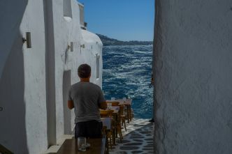 Grèce : derrière les affluences touristiques record, le cruel manque de personnel