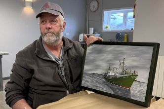 Une toile du navire le Ravenel signée de l'artiste Michèle Foliot offerte au découvreur de l'épave Karl Beaupertuis