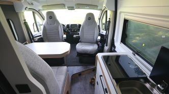 Avec ses maxi-couchages hyper modulables, le nouveau long fourgon aménagé Pilote V630S veut aussi régaler les petites familles