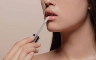 La tendance 2025 : les lèvres glossy prennent le pas sur le rouge à lèvres