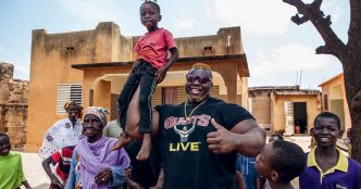 Au Burkina Faso, l'homme le plus fort du monde fait des émules