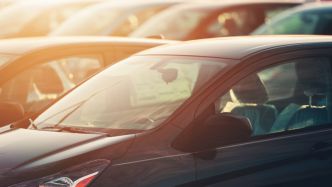 Un enfant de 18 mois oublié 5 heures dans une voiture garée en plein soleil sur un parking : il est retrouvé sévèrement déshydraté