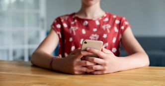 Faut-il interdire les réseaux sociaux aux enfants ? Ce que prévoient différents pays