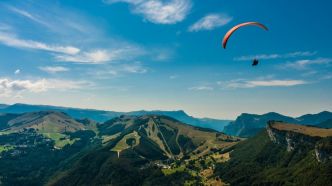 Un parapentiste chute de 1 000 mètres dans les airs et survit grâce à un très bon réflexe