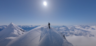 Vidéo : La part' de folie de Finn Bilous dans « Calm Beneath Castles »