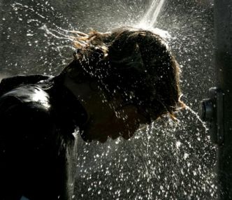 Envie de prendre une douche froide un jour de canicule ? Voilà pourquoi ça n'est pas forcément une bonne idée