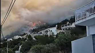 "La situation est très grave" : des maisons ravagées, les habitants et vacanciers évacués, un feu hors de contrôle sur la côte touristique de la Croatie