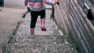 Une enfant de 3 ans disparaît pendant 4 jours : elle est retrouvée sur le bord de l'autoroute, sa mère aurait tout mis en scène pour l'abandonner