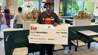 Le jeune employé de Burger King qui avait travaillé le jour de sa remise de diplôme reçoit 231 600 dollars