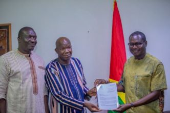 Remise officielle du rapport du SRAEL au Ministre de la Communication, Gilbert Pingdwendé OUEDRAOGO