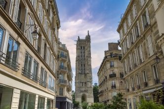 Dominique Besnehard, le producteur star vit dans cet immeuble parisien depuis ses 19 ans : il a commencé par occuper la chambre de bonne, puis a changé de logement