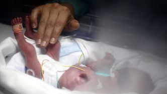 Le bébé d'une Américaine en état de mort cérébral, maintenu en vie en raison d'une loi anti-avortement, est né