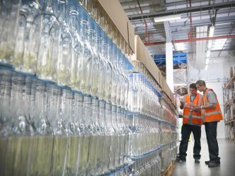 Bouteilles en verre : une étude révèle une contamination inattendue aux microplastiques