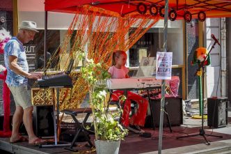 À Pau, rue Taylor, les enfants profitent d'une scène ouverte pour la Fête de la musique