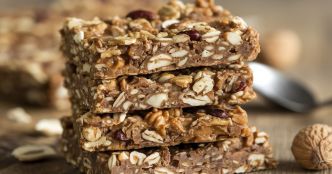 Ces barres maison avoine-cacahuète sont parfaites pour l'été : elles tiennent sans fondre et sont ultra gourmandes !