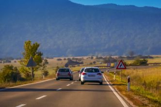 Peut-on dépasser plusieurs véhicules d'un seul coup ? Ce que dit vraiment le Code de la route