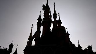 La future mariée à Disneyland Paris n'a que 9 ans : un homme a privatisé le parc d'attractions pour épouser une enfant