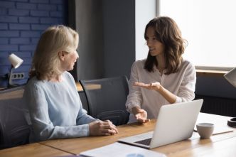 De quoi parlent vraiment les hommes et les femmes ? Une experte a répondu (et les sujets divergent!)