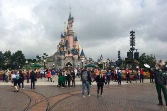 Faux mariage à Disneyland avec une enfant et des figurants: deux participants en garde à vue