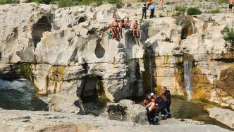Accident de plongeon aux cascades du Sautadet : un jeune homme se réceptionne mal après un saut de 10 mètres de hauteur