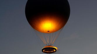 La vasque olympique fête son retour officiel à Paris sur une reprise inédite de Balavoine