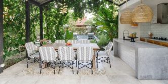 Une terrasse neuve sans tout changer : ces dalles adhésives beiges signées Action transforment votre sol en 15 minutes chrono