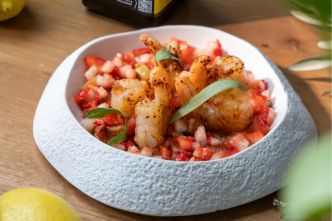 Timbale de fraise à l'huile d'olive avec gambas et rhubarbe