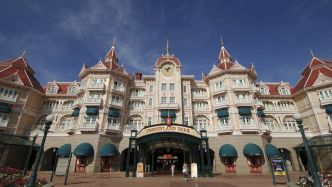 Stupeur à Disneyland : le parc privatisé pour un "mariage", les employés découvrent que la future mariée à 9 ans