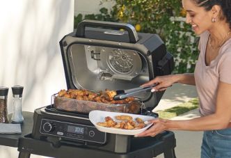 Ninja Woodfire Pro XL : ce barbecue électrique avec fumoir ultra moderne est à saisir en promo