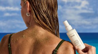 "Des cheveux sains même à la plage", "une odeur divine" : voici le produit capillaire le plus prisé du moment