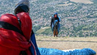 Millau accueille les championnats de France de parapente : 91 pilotes et le numéro 1 mondial en lice