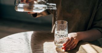 Eau plate ou gazeuse : laquelle choisir pour bien se désaltérer ?