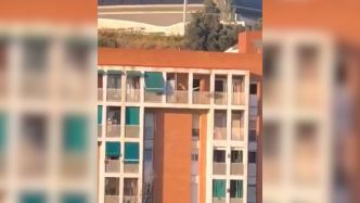VIDÉO Un déménagement express : excédés par l'attente de l'expulsion des squatteurs, les voisins jettent les meubles par la fenêtre
