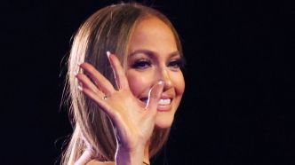 Brassière, legging.. Jennifer Lopez (55 ans) dévoile ses abdos en béton et ses cuisses musclées