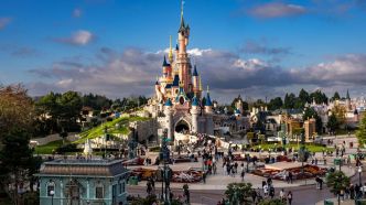 Fillette apeurée, talons scotchés aux pieds, figurants... L'incompréhensible projet de faux mariage à Disneyland