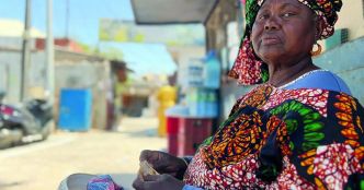Profession numismate : sur un marché de Dakar, cette sexagénaire fait la monnaie