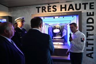 Le ministre des Armées, la tête dans les étoiles
