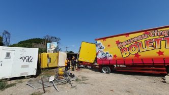 Près de Carcassonne, le camion de cirque se couche sur la route