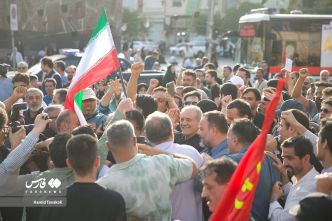 Vaste manifestation pro-Iran et anti-USA à Téhéran, le président Pezeshkian apparaît en public