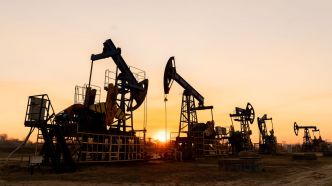 "Il est très probable que le seuil des 80 dollars soit dépassé" : après les frappes américaines en Iran, la crainte d’une flambée des prix du pétrole