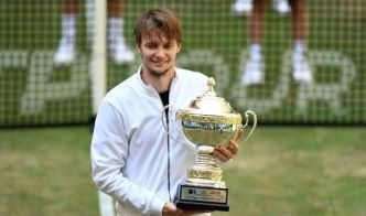 Bublik bat Medvedev et remporte le tournoi de Halle pour la deuxième fois