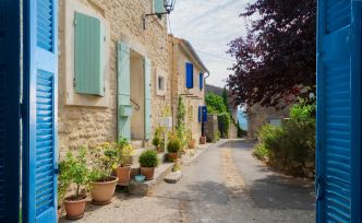Claude Brasseur : "Je n'ai jamais eu l'impression de travailler", dans sa maison familiale nichée dans un village médiéval sur les hauteurs de Nice, aujourd'hui transformée en lieu d'exception