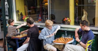 «C'est triste de voir tout le monde sur son téléphone dans le métro» : à Paris, une première «journée sans portable» pour vanter la déconnexion