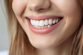 Protégez vos vacances des maux de dents grâce à des astuces bucco-dentaires adaptées au voyage